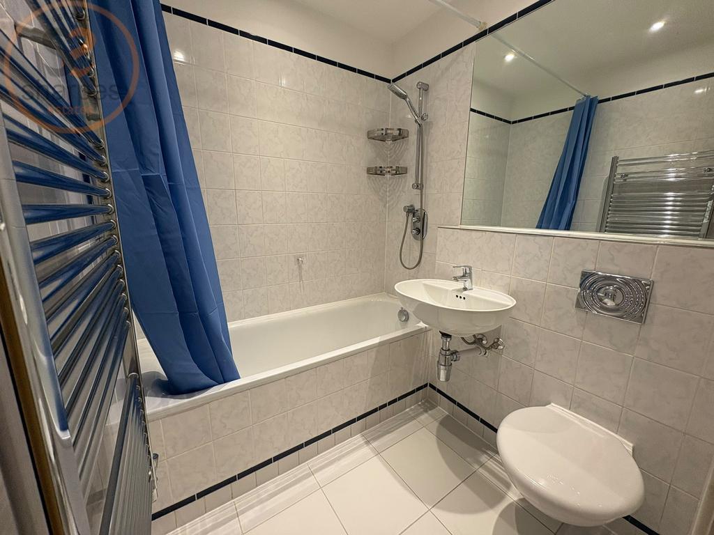 Apartment in Worcester Park - More