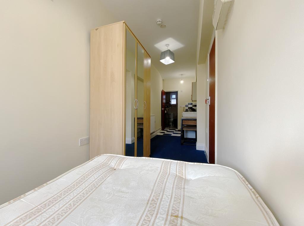 Apartment in Hounslow - View 3