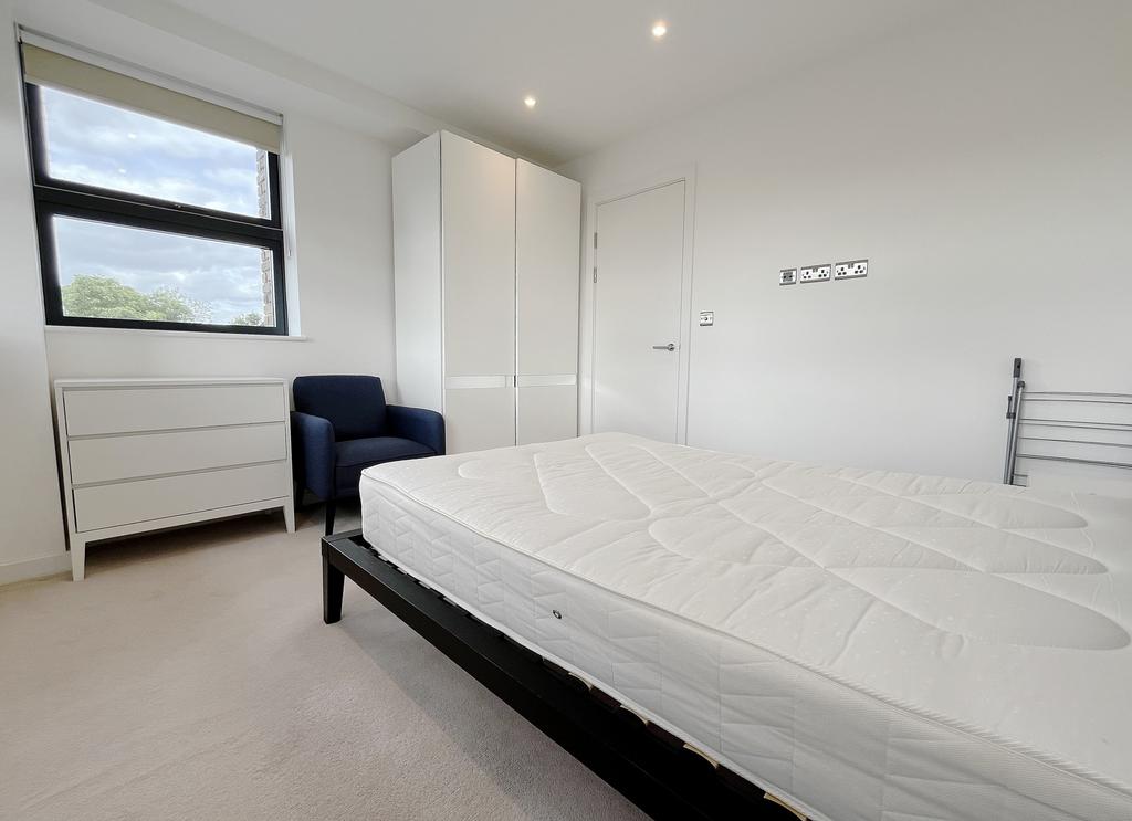 Apartment in Uxbridge - More