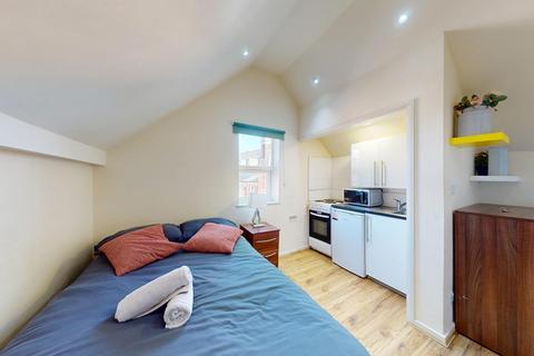 Studio to rent, High Road