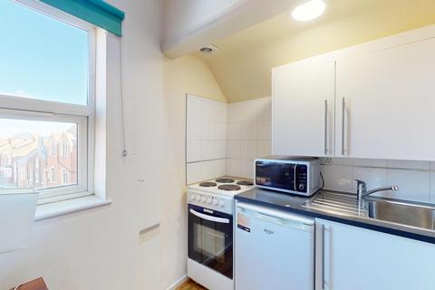 Studio to rent, High Road
