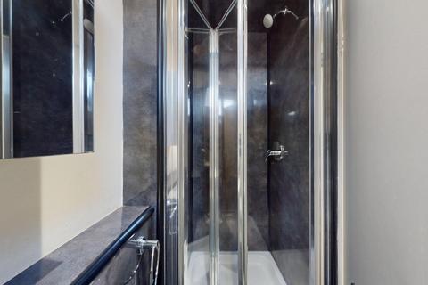 Studio to rent, High Road