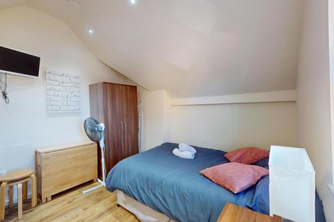 Studio to rent, High Road