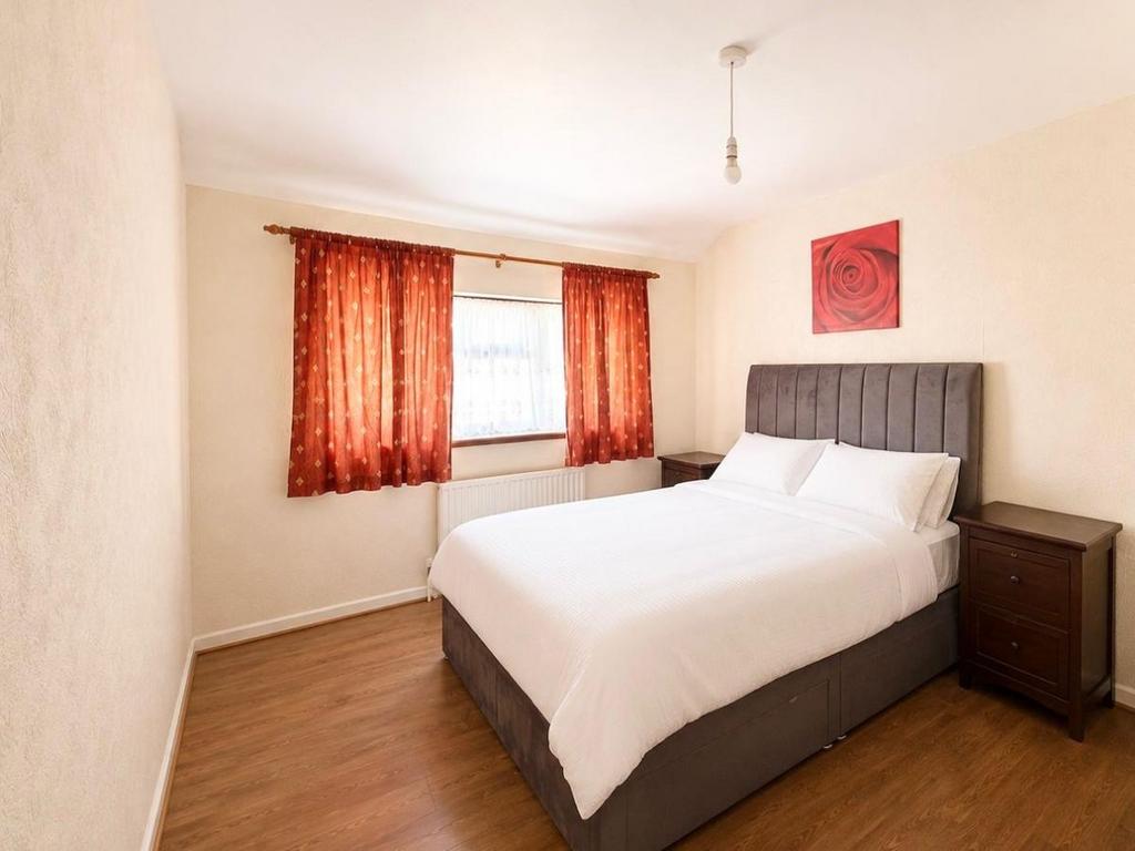 House in Romford - More