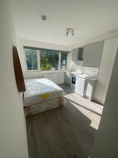 Studio to rent, Hoop Lane, Golders Green, London, NW11