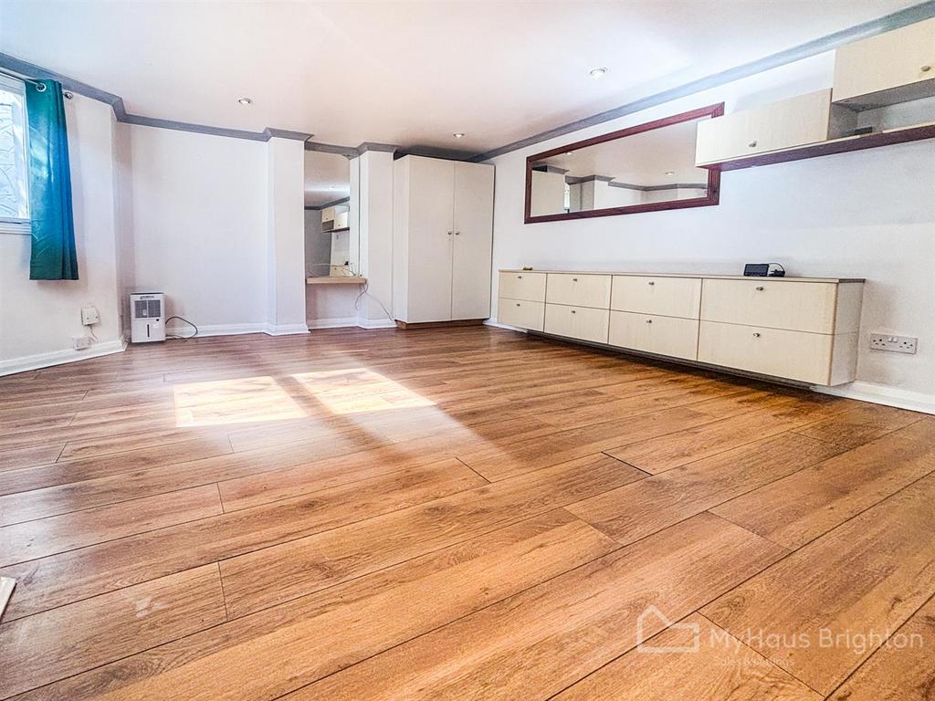 Apartment in Brighton - View 3