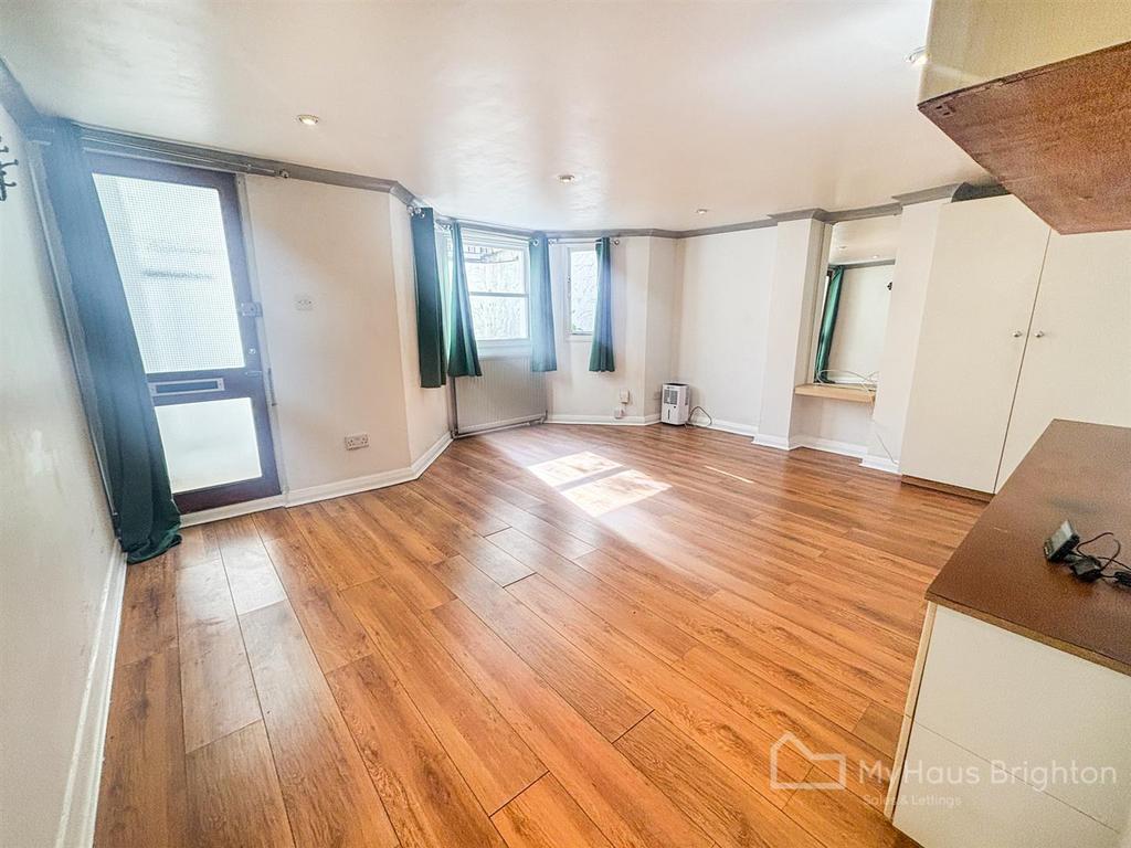 Apartment in Brighton - View 4