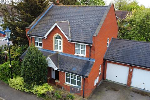 4 bedroom semi-detached house to rent, Amber Lane, Ilford IG6