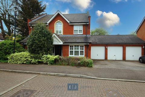 4 bedroom semi-detached house to rent, Amber Lane, Ilford IG6