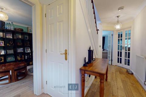 4 bedroom semi-detached house to rent, Amber Lane, Ilford IG6