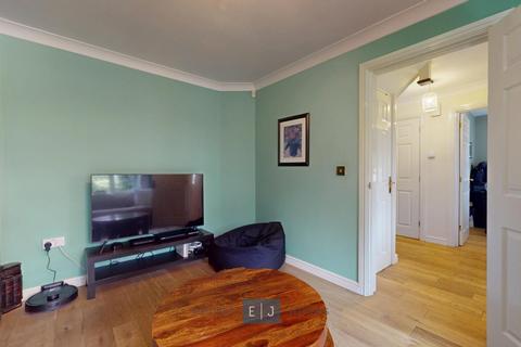 4 bedroom semi-detached house to rent, Amber Lane, Ilford IG6