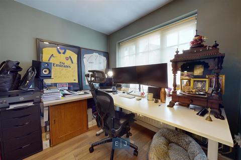 4 bedroom semi-detached house to rent, Amber Lane, Ilford IG6