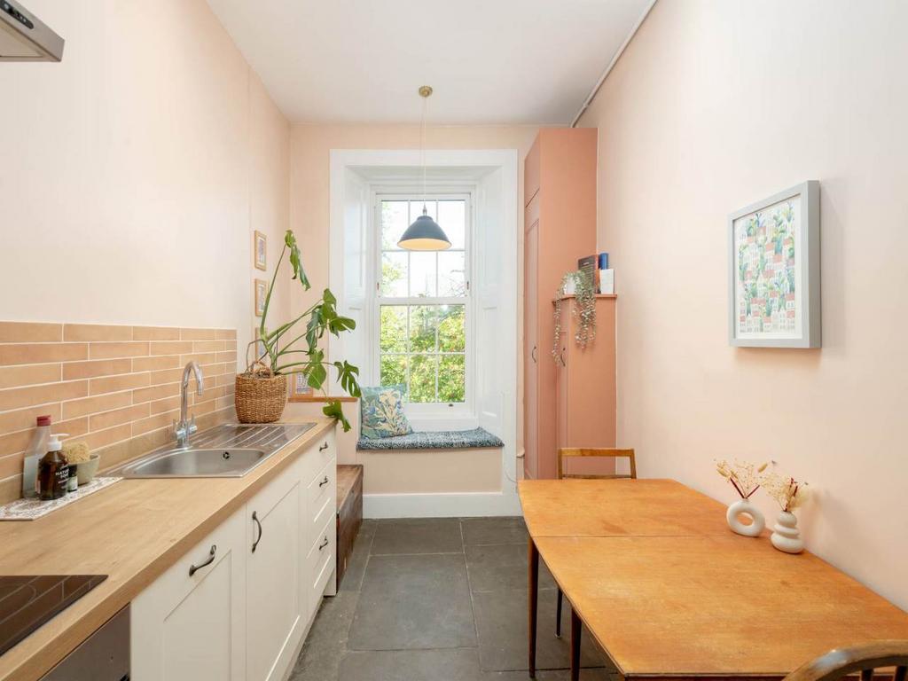 Apartment in Edinburgh - More