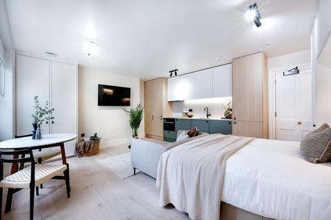 Studio to rent, Kensington Gardens Square, 32-33, London W2