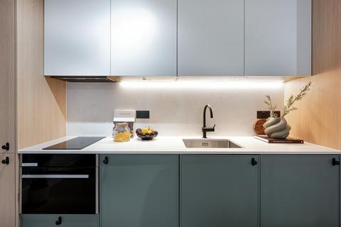 Studio to rent, Kensington Gardens Square, 32-33, London W2