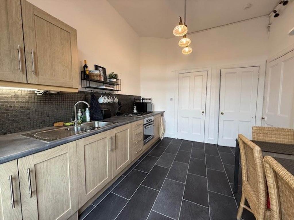 Apartment in Edinburgh, Merchiston - View 3