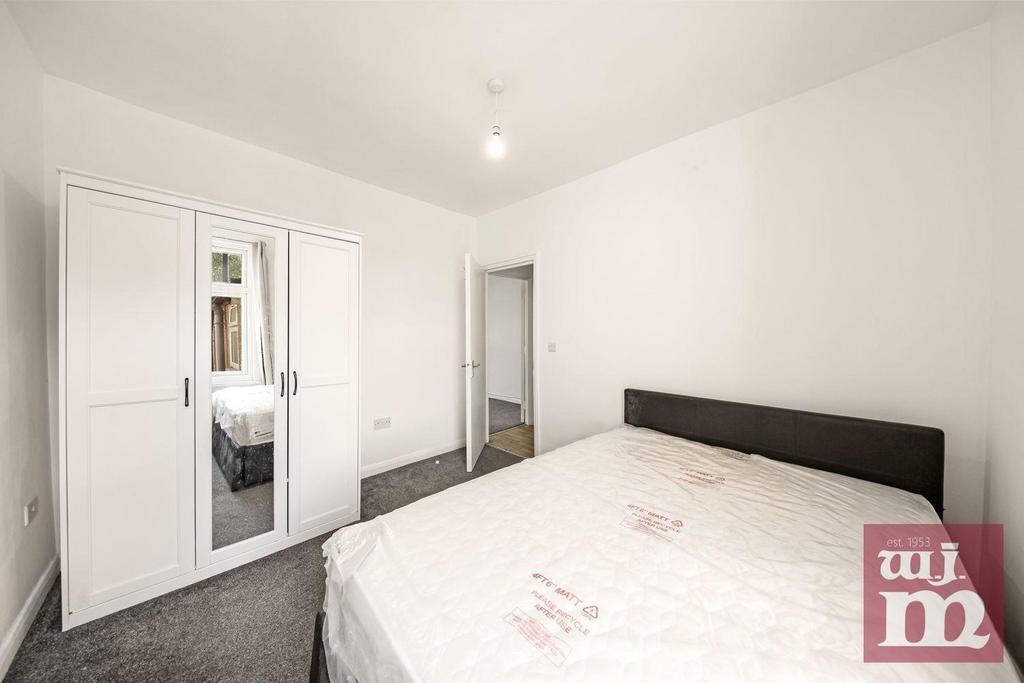 Apartment in Stratford, - View 4