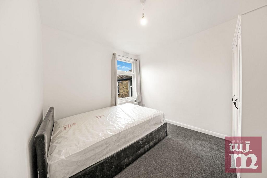Apartment in Stratford, - View 5