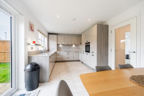 3 bedroom semi-detached house to rent, Raeside Grove, Newton Mearns, Glasgow, East Renfrewshire, G77