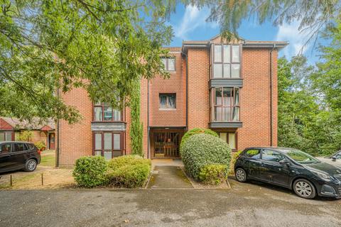 1 bedroom flat for sale, Station Avenue, Walton-On-Thames, Surrey, KT12