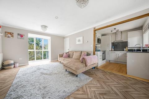 1 bedroom flat for sale, Station Avenue, Walton-On-Thames, Surrey, KT12