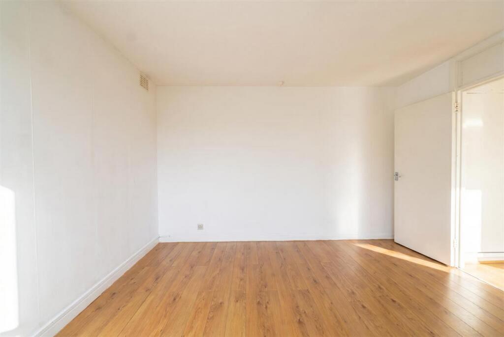Apartment in Solihull, West Midlands - View 2