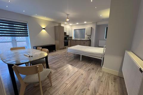 2 bedroom flat to rent, Cazenove Road, London