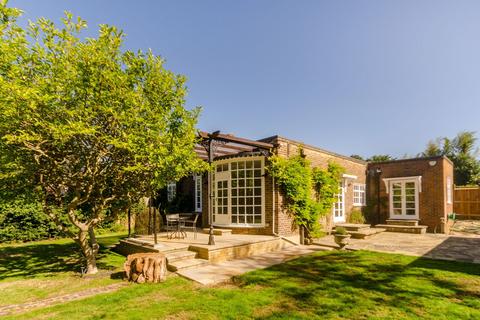 3 bedroom bungalow to rent, Kingston Hill, Kingston upon Thames, KT2