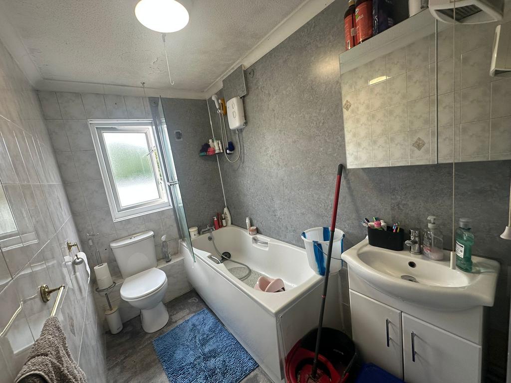 Apartment in Dagenham, Becontree Heath - View 2