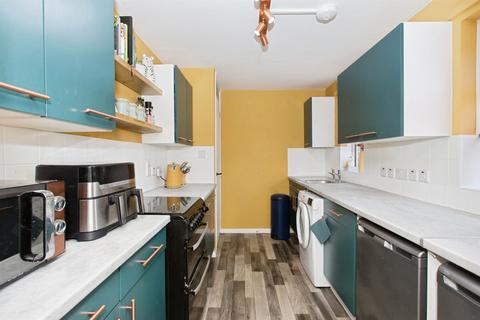2 bedroom ground floor flat for sale, Caithness Court, Cambridge