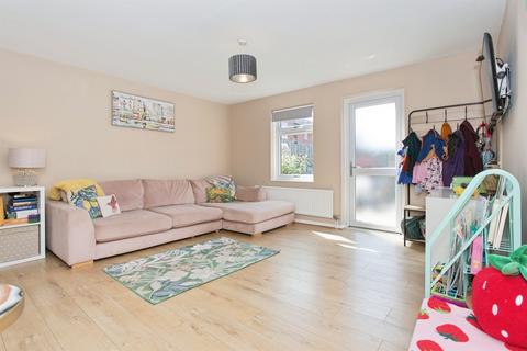 2 bedroom ground floor flat for sale, Caithness Court, Cambridge