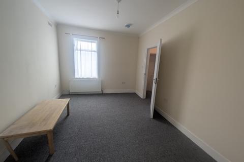 2 bedroom flat to rent, Gladstone Road, UB2