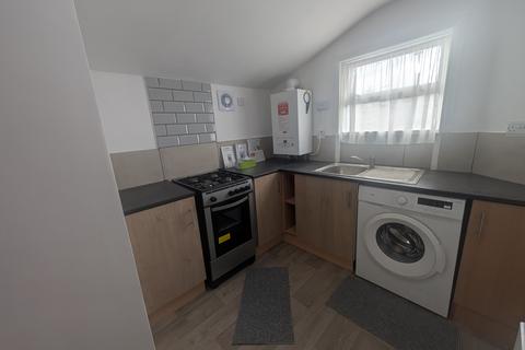 2 bedroom flat to rent, Gladstone Road, UB2