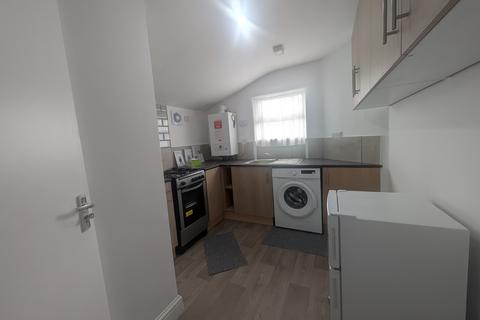 2 bedroom flat to rent, Gladstone Road, UB2