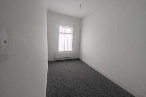 2 bedroom flat to rent, Gladstone Road, UB2