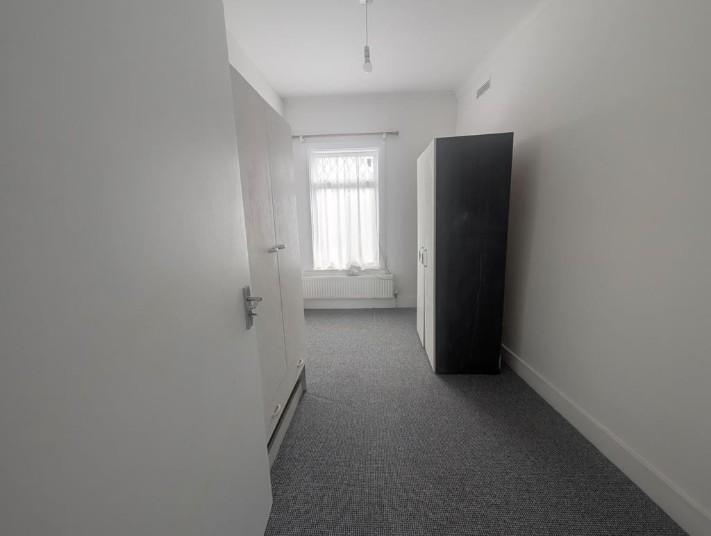 Apartment in Southall - More