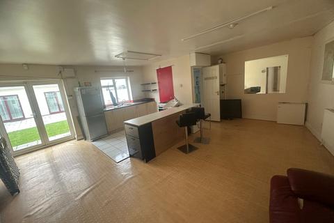 2 bedroom flat to rent, Southall, UB2