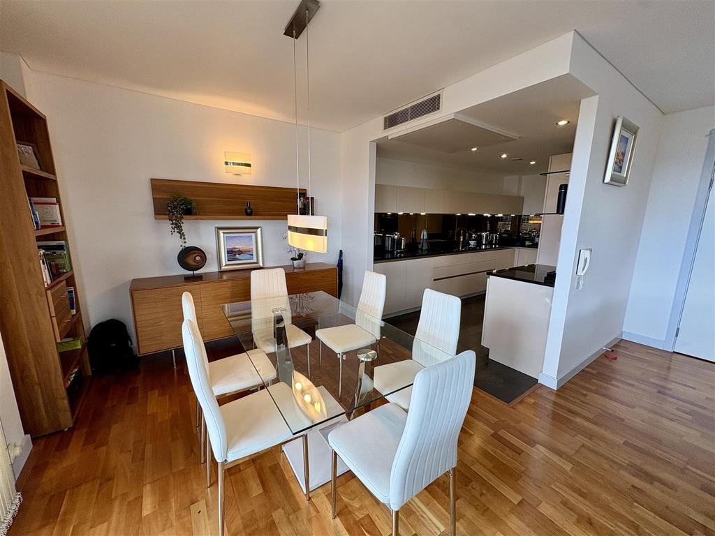 Apartment in Manchester, Spinningfields, City Centre - View 3