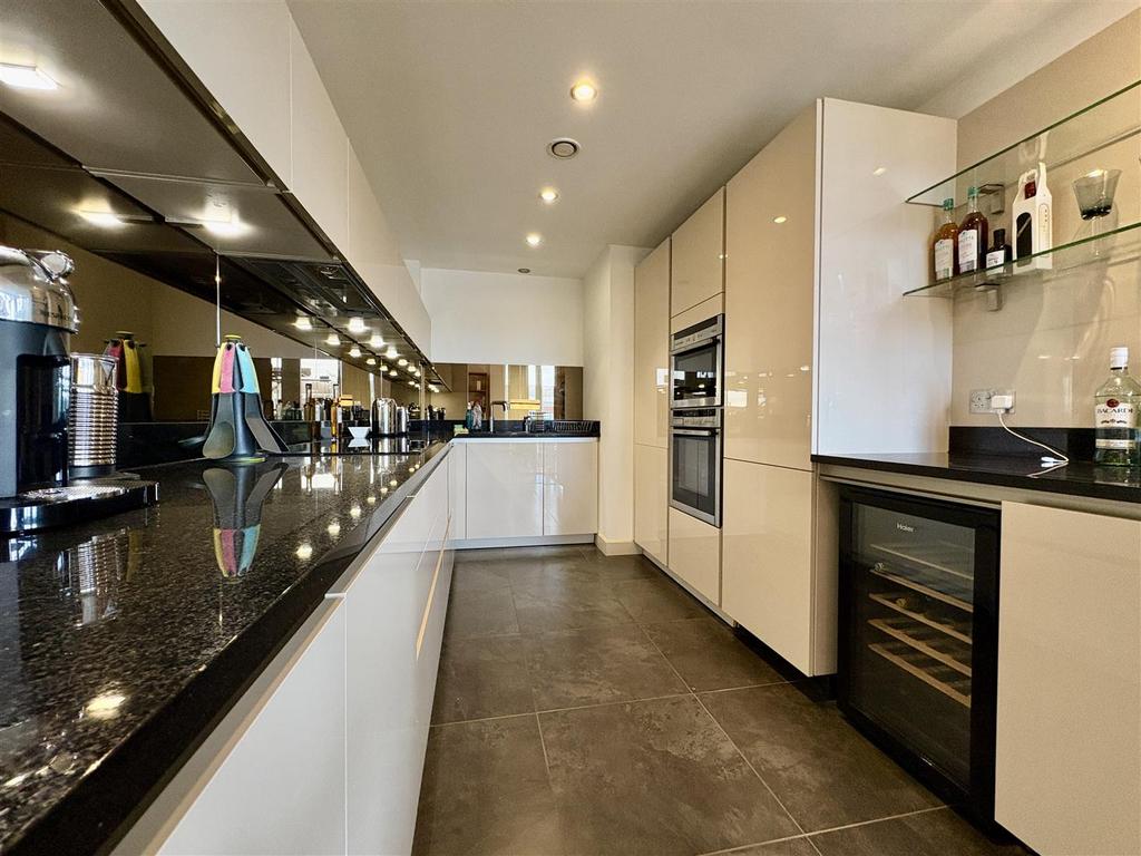 Apartment in Manchester, Spinningfields, City Centre - View 4
