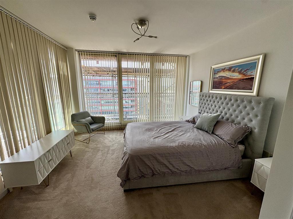 Apartment in Manchester, Spinningfields, City Centre - View 5