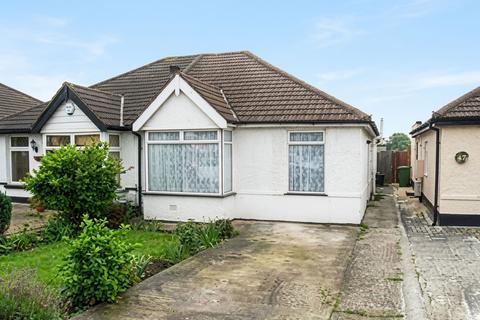 3 bedroom semi-detached bungalow to rent, Pinkwell Avenue, Hayes, UB3