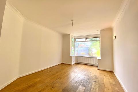 3 bedroom semi-detached bungalow to rent, Pinkwell Avenue, Hayes, UB3