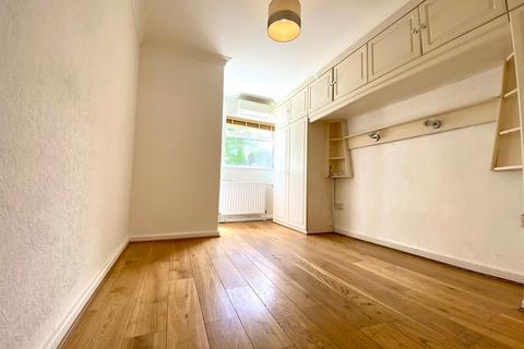 3 bedroom semi-detached bungalow to rent, Pinkwell Avenue, Hayes, UB3