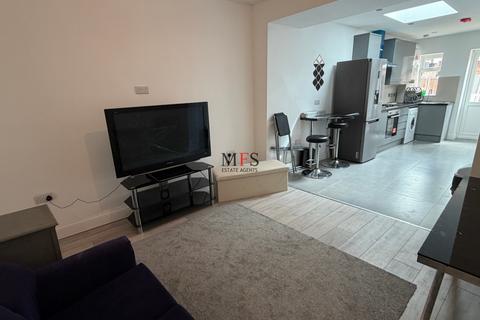 2 bedroom flat to rent, Somerset Road, Southall, UB1