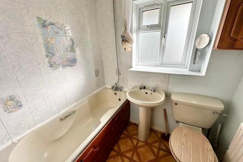 2 bedroom terraced house to rent, Rookery Drive, Luton, LU2