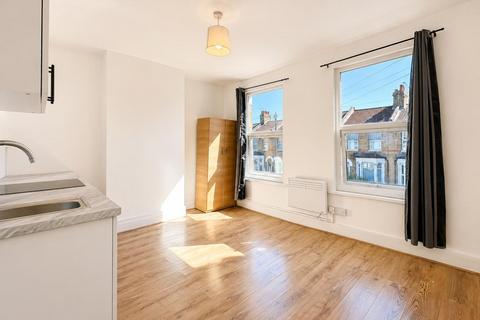 2 bedroom flat to rent, 88 Huxley Road, London