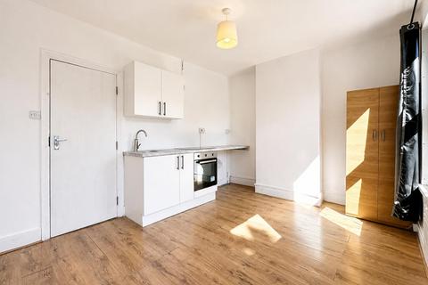2 bedroom flat to rent, 88 Huxley Road, London