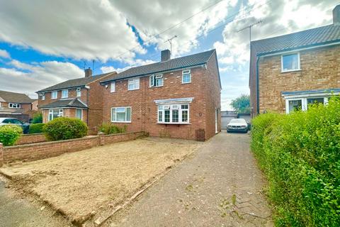2 bedroom semi-detached house to rent, Blackthorn Drive, Luton, LU2