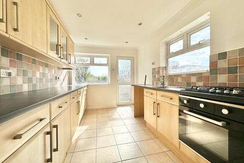 2 bedroom semi-detached house to rent, Blackthorn Drive, Luton, LU2