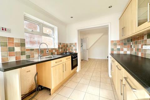 2 bedroom semi-detached house to rent, Blackthorn Drive, Luton, LU2